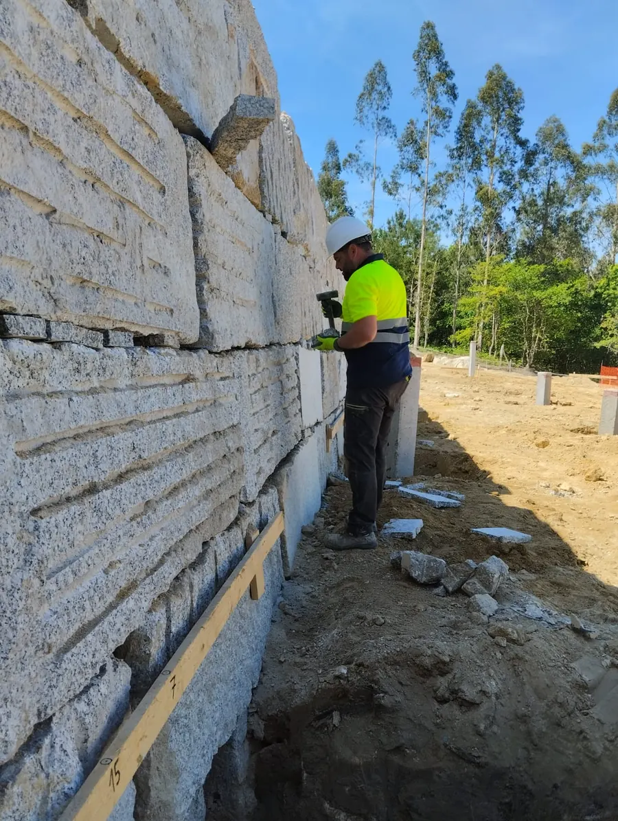 Operario colocando sillería a pie de muro