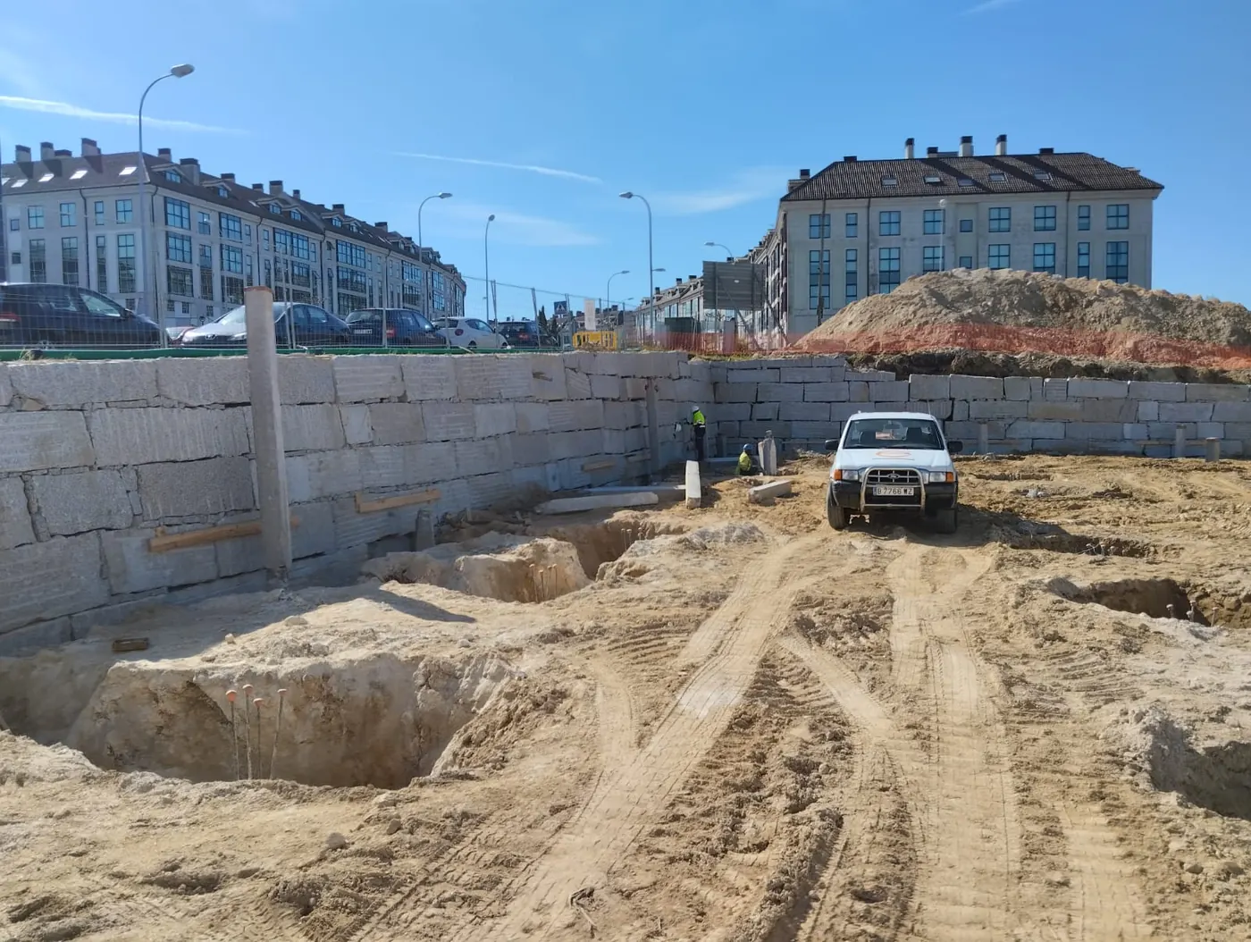 Cerramiento de parcela de gran desarrollo en entorno urbano